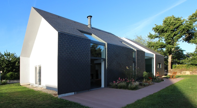 maison bioclimatique avec toit en pente et façade ventilée en ardoise naturelle, en Bretagne