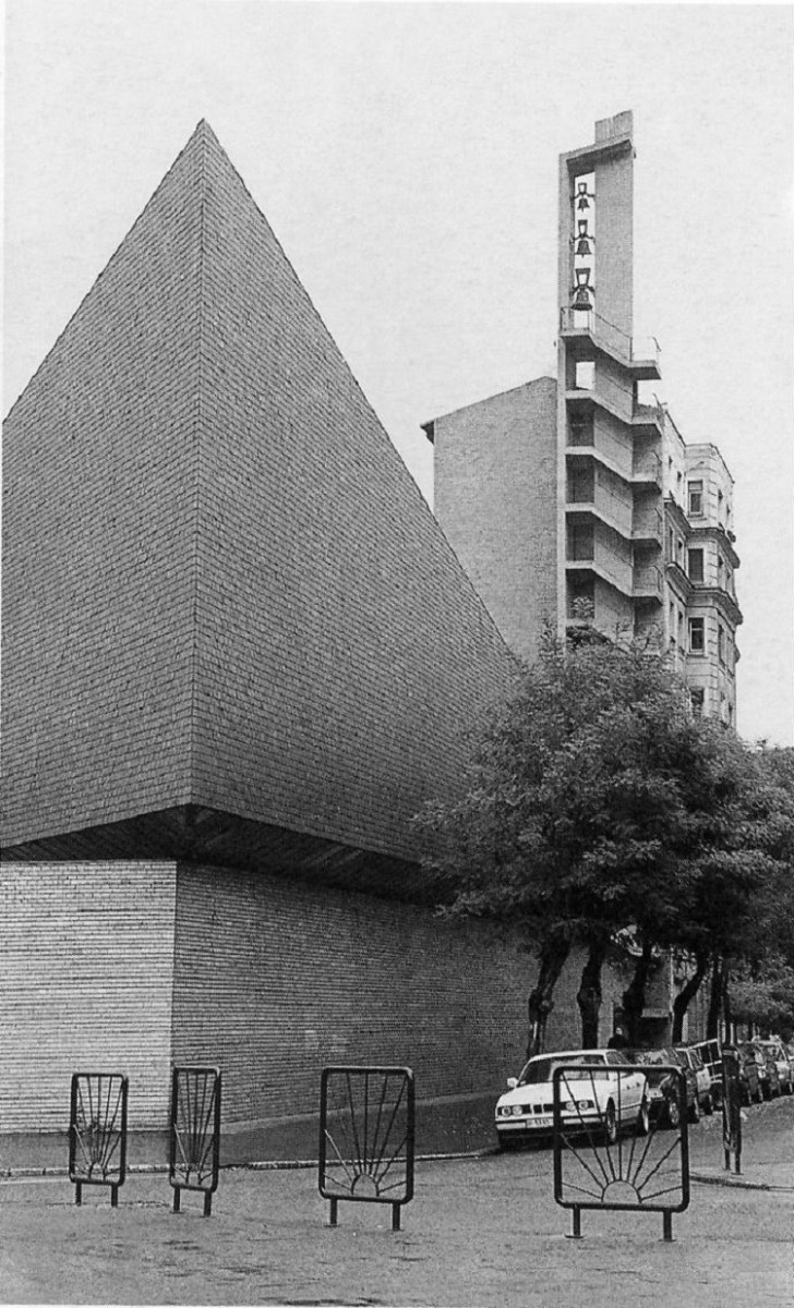 Iglesia de Nuestra Señora de los Ángeles, Vitoria (1957), proyectada por José María García de Paredes y Javier Carvajal: una iglesia-cubierta de pizarra. 