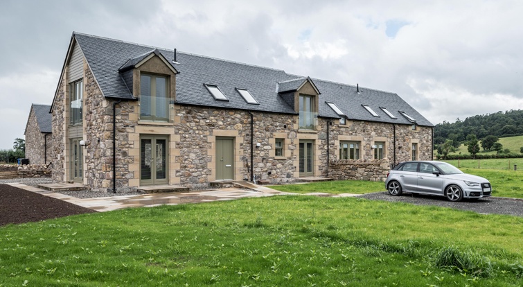 Casas con tejados de pizarra en Escocia