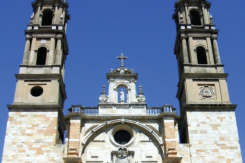 Fachadas de la Iglesia de San Juan y San Pedro de Renueva en Leon
