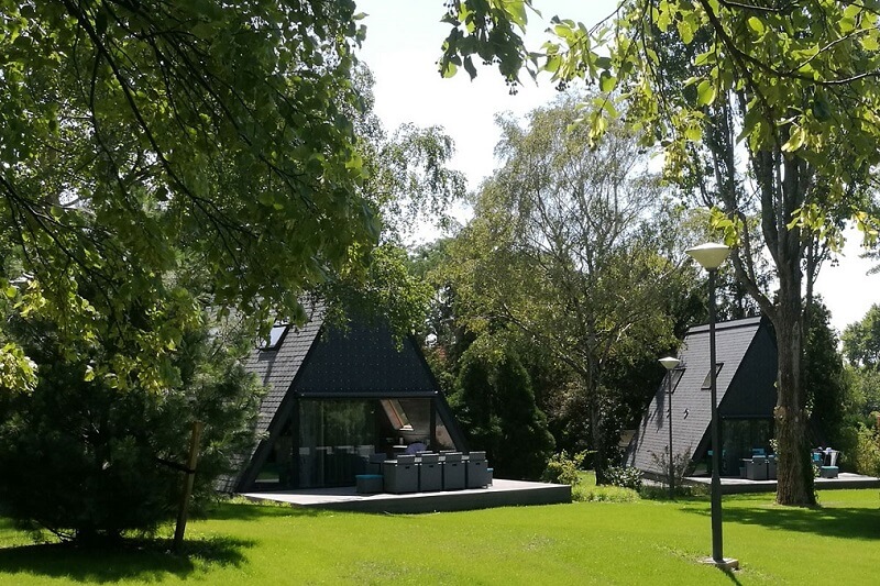 maisons triangulaires avec couverture et bardage en ardoise en Hongrie
