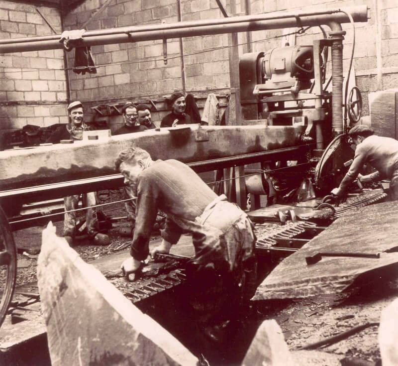 Atelier de sciage des blocs Ardoisière de Moulin-Lande, Maël-Carhaix